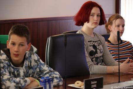 Letošnji otroški parlament na občinski ravni v središče postavlja duševno zdravje mladih (18)